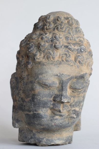 null Tête en pierre sculptée representant Bouddha, travail du XXe siècle

Haut: 20...