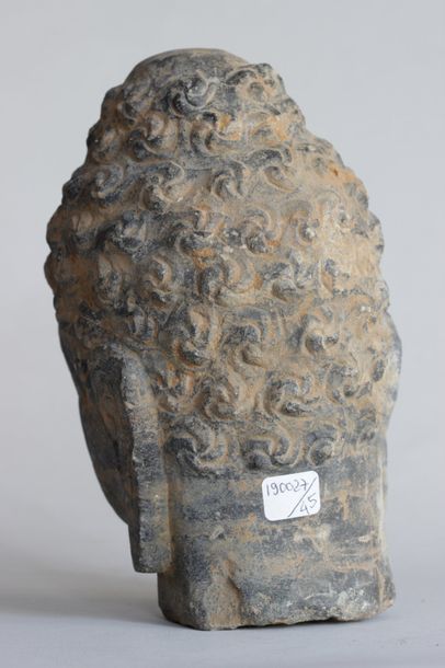 null Tête en pierre sculptée representant Bouddha, travail du XXe siècle

Haut: 20...