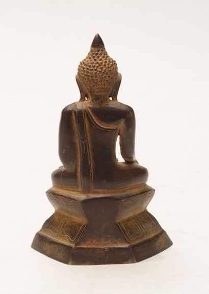 null Petite Epreuve en bronze patiné représentant Bouddha assis sur le lotus stylisé...