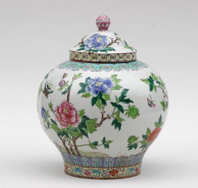 null VASE couvert en porcelaine de forme pansue à décor émaillé floral, Chine XXeme...