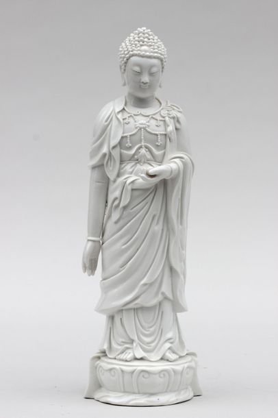null STATUETTE en porcelaine " Blanc de Chine " représentant Bouddha debout tenant...