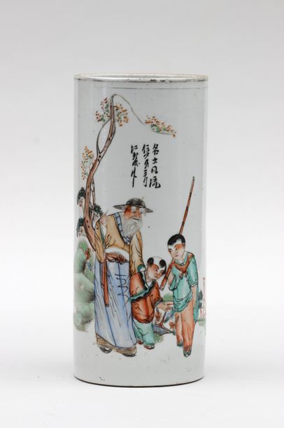 null VASE en porcelaine de forme rouleau à décor émaillé de personnages 

Chine XXeme...