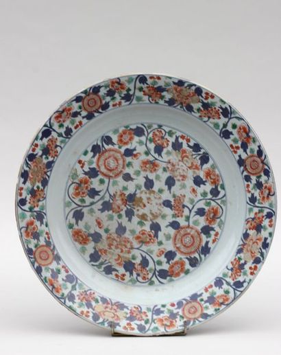 null Grand plat creux de forme ronde en porcelaine émaillée à décor floral polychrome....