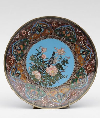 null PLAT rond en métal cloisonné émaillé polychrome à décor de fleurs, oiseau et...