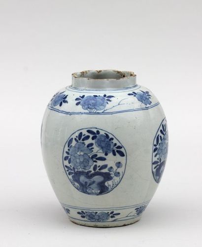 null Vase de forme polylobée en porcelaine émaillée en camaïeu de bleu de fleurs...