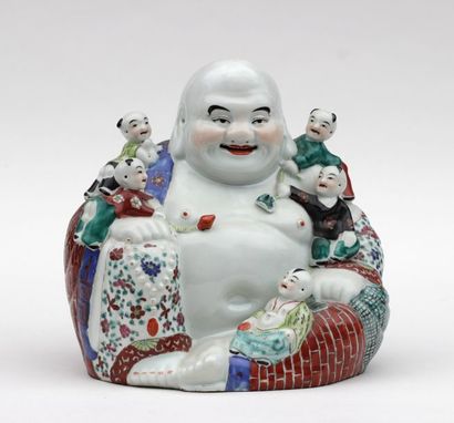 null Sujet en porcelaine à décor polychrome représentant cinq enfants jouant sur...
