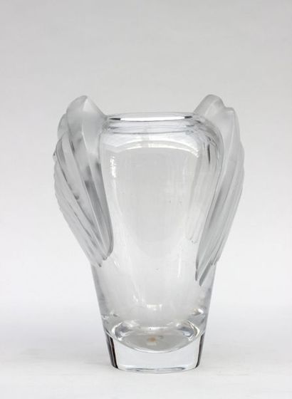 null LALIQUE FRANCE

Vase en cristal moulé translucide orné en applique satiné de...