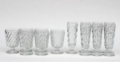 null ensemble de verres en verrerie moulée à décor torsadé comprenant 6 gobelets...