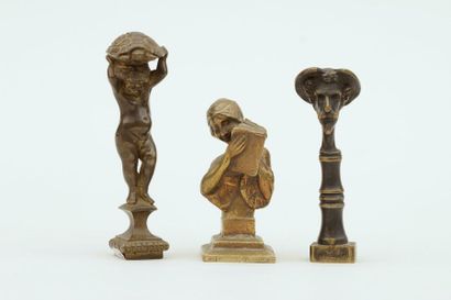 null Trois CACHETS en bronze (un chiffré) représentant : un amour, un buste de femme...