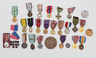 null Ensemble de 20 décoration en métal et trois médailles essentiellement françaises...