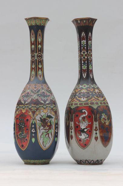 null Lot comprenant une paire de vases en métal cloisonné émaillé polychrome, Japon,...