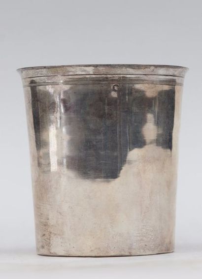 null TIMBALE en argent à fond plat, poiçon Vieillard 1819-1838, 

Haut : 8.5 cm Diam:...
