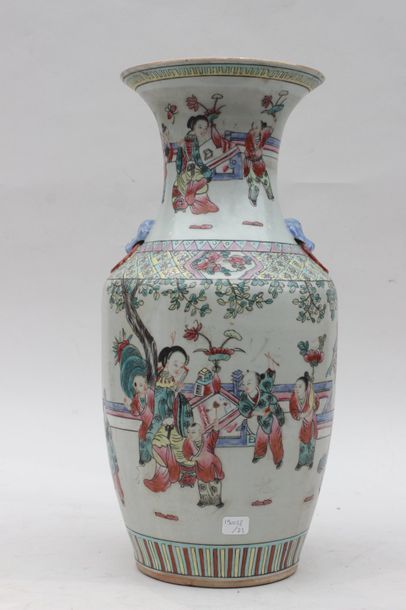 null Vase en porcelaine de forme balustre à décors émaillé polychrome de personnages,...