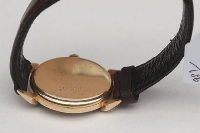 null UNIVERSAL
Montre-bracelet d' homme vers 1950, boitier rond en or jaune , mouvement...