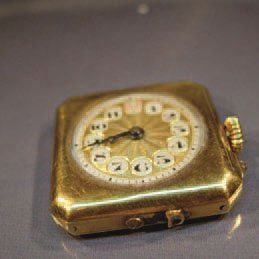 null MONTRE CARRÉE EN OR JAUNE . Vers 1930. Manque les attaches. Poids brut : 15...