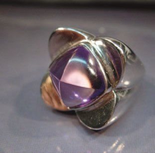 null VIOT NICOLLE, BAGUE FLEUR EN ARGENT sertie d'une améthyste. Poids : 22.10g....