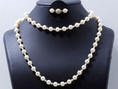 null Beau sautoir composé d'un rang de perles de culture d'environ 8 à 8.4 mm, intercalées...