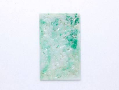 null Plaque rectangulaire en jade jadéite gravé à décor floral et feuillagé. (fêles)

Poids:...