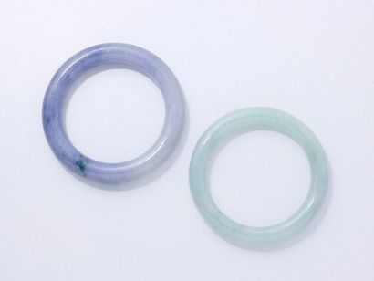 null Lot composé de 2 bracelets joncs rigides en jade jadéite.

Poids: 108.90 g....