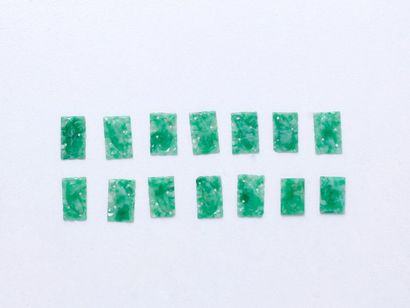 null Lot de 14 petites plaques rectangulaire en jade jadéite gravé, dont 2 non gravées....