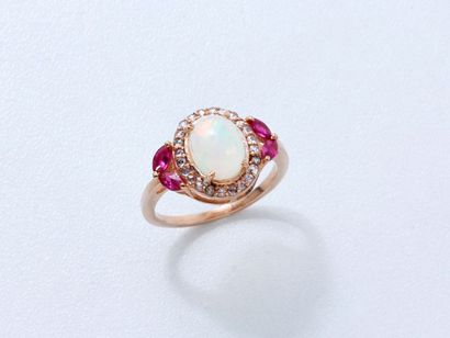 null Bague en vermeil 800 millièmes ornée d'un cabochon d'opale en serti griffe entouré...