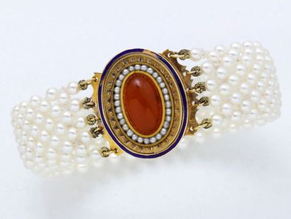 null Bracelet bayadère composé d'une tresse de petites perles de culture. Il est...