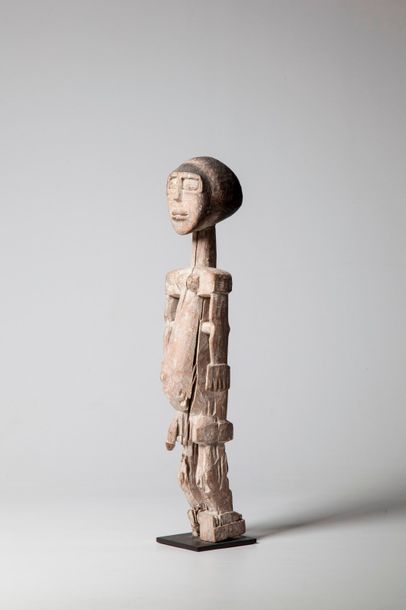 null KOROBO, Ghana. Statue masculine en bois clair enduite de kaolin d'une belle...