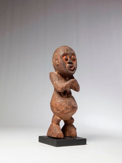 null MAMBILA, Cameroun. Statuette féminine en bois ligneux dont les bras se rejoignent...