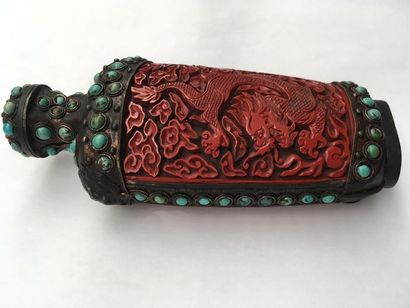 null Tabatière à motif façon laque rouge et incrustation de turquoise sur métal