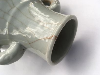 null Vase de forme archaique à deux anses en porcelaine craquelée, cachet sigillaire...