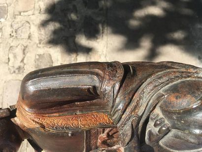 null BOUDDHA en bronze patiné, anciennes traces de dorure, il est representé assis...