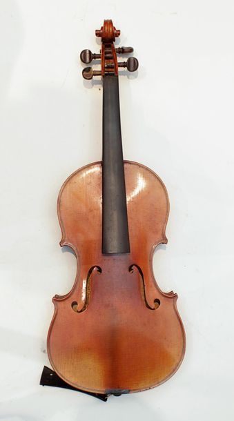 null VIOLON, 3/4 avec étiquette copie de Stradivarius 33 cm long totale : 55 cm
avec...