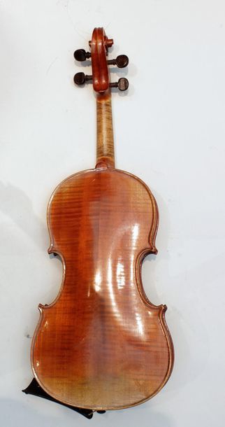 null VIOLON, 3/4 avec étiquette copie de Stradivarius 33 cm long totale : 55 cm
avec...