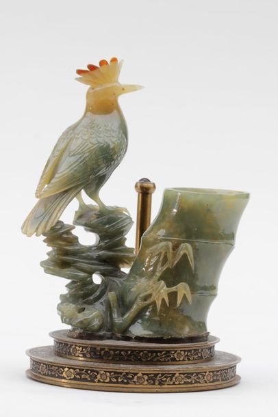 null Pied de lampe orné d'une sculpture en pierre dure representant un oiseau auprès...