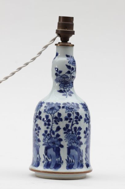 null Lampe faite avec un petit vase en porcelaine à décor floral en camieu de bleu...