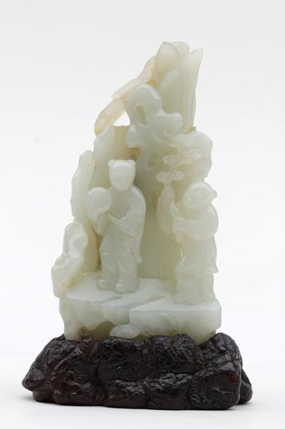 null Sculpture en jade representant deux personnages auprès d'un rocher et de palmiers,...