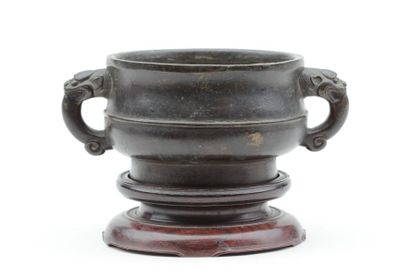 null Petit vase rituel à anses de forme ronde en bronze patiné , au revers cachet...