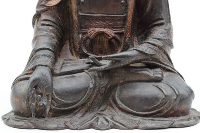 null BOUDDHA en bronze patiné, anciennes traces de dorure, il est representé assis...