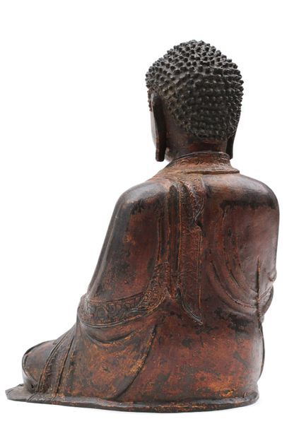 null BOUDDHA en bronze patiné, anciennes traces de dorure, il est representé assis...