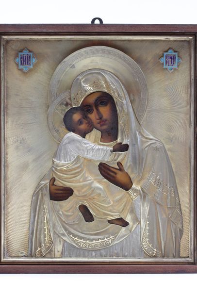 null RUSSIE
Icone représentant la Vierge à l'Enfant. Riza en argent doré et repoussé...