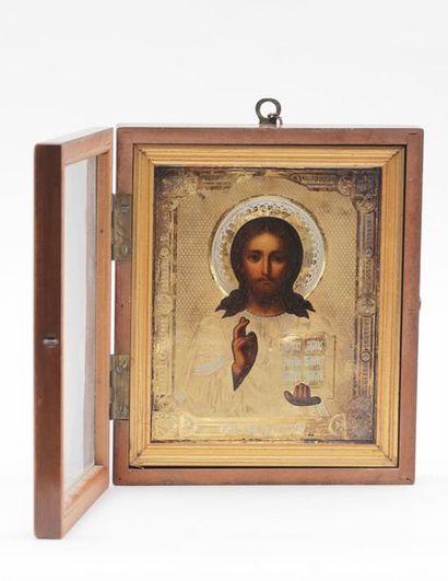 null RUSSIE
Icone représentant le Christ Pantocrator tenant l'Evangile. Riza en métal...