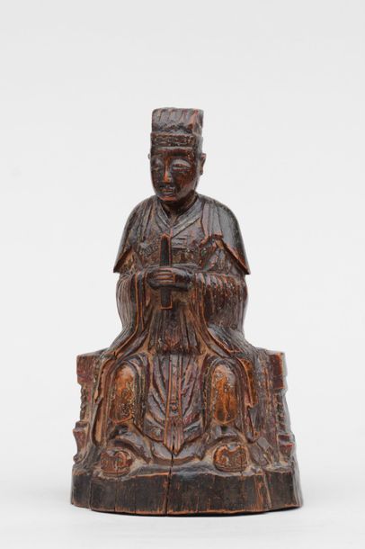 null DIGNITAIRE assis sur un trône tenant un éventail fermé, sculpture sur bois,...