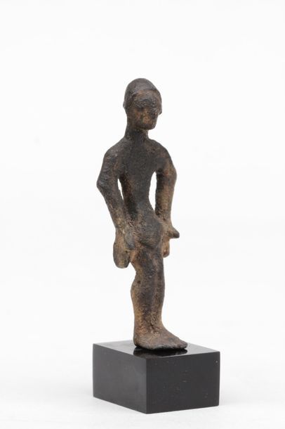 null STATUETTE, épreuve en bronze représentant un personnage debout , les bras le...