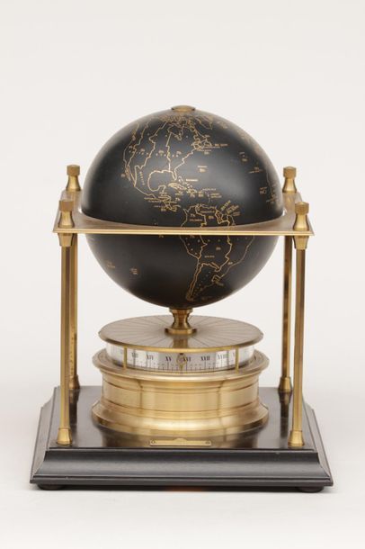 null THE ROYAL GEOGRAPHICAL SOCIETY
Pendule globe terrestre en laiton, partiellement...