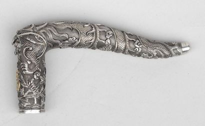 null MANCHE de canne ou d'ombrelle en argent à motif d'un dragon, parmi des feuillages,...