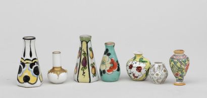 null Ensemble de sept vases miniatures en céramique émaillée de formes diverses (deux...