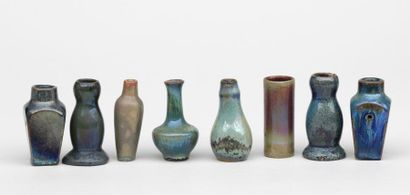 null Ensemble de huit vases miniatures en grès et céramique émaillés de formes d...