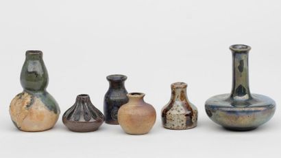 null Ensemble de six vases miniatures en grès émaillé de formes diverses (éclat au...
