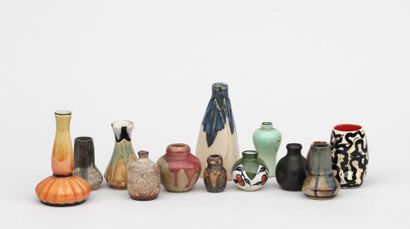 null Ensemble de treize vases miniatures en grès émaillé et céramique de formes ...