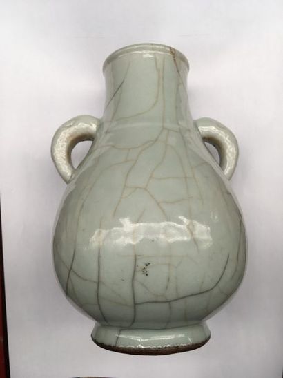 null Vase de forme archaique à deux anses en porcelaine craquelée, cachet sigillaire...